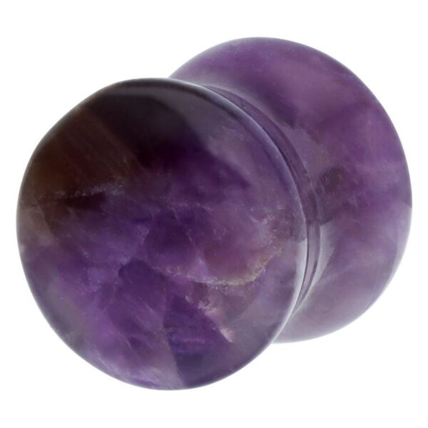 Plug de amatista morado de 10 mm sobre fondo blanco