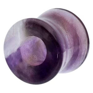 Lila Amethyst Tunnel Piercing, 8,0 mm, auf weißem Hintergrund