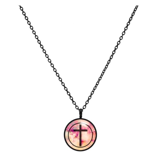 Cadena negra con colgante rosa y motivo de cruz sobre fondo blanco