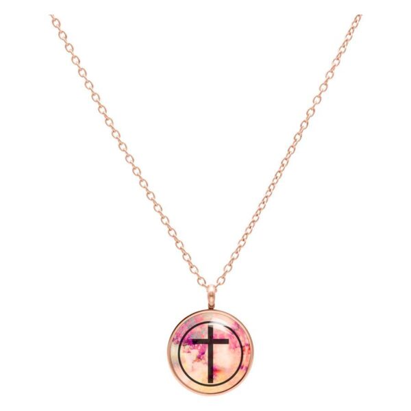Collar de oro rosa con colgante redondo, cruz negra sobre fondo colorido