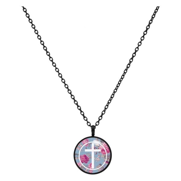 Collar negro con colgante redondo, cruz azul y diseño de rosas