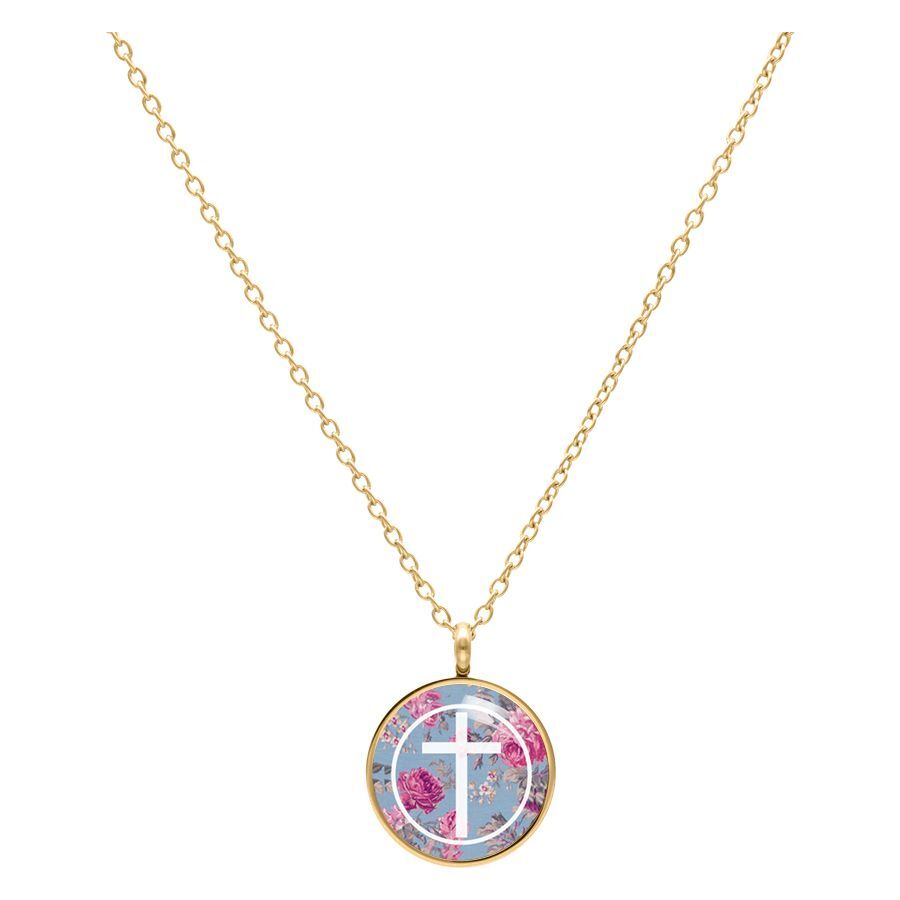 Cadena dorada con colgante azul y diseño de cruz sobre fondo blanco