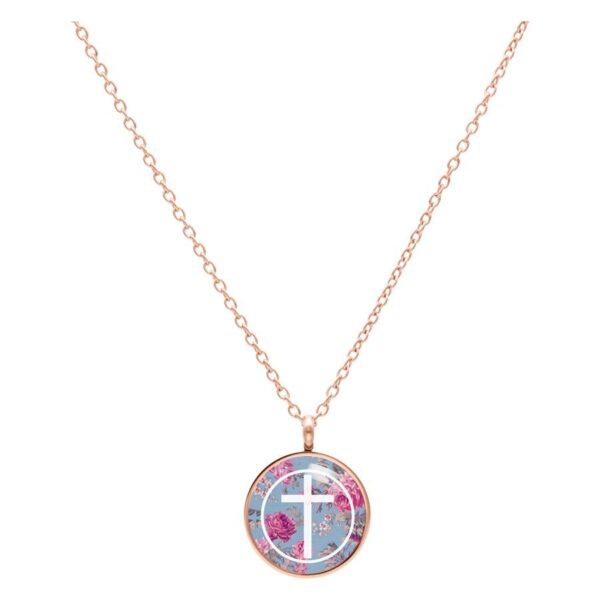 Cadena con colgante redondo en oro rosa, fondo azul y motivo de cruz con rosas