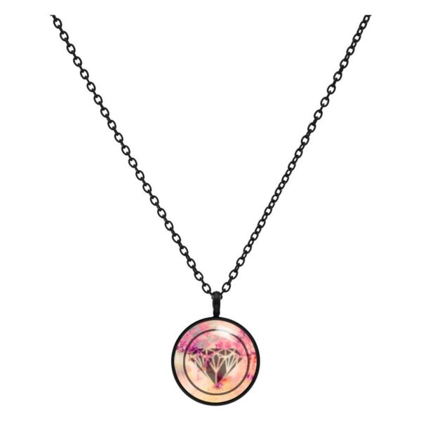 Cadena con cadena de metal negro y colgante redondo de diamante rosa sobre fondo blanco