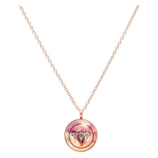 Cadena de oro rosa con colgante redondo, patrón de diamante, fondo blanco