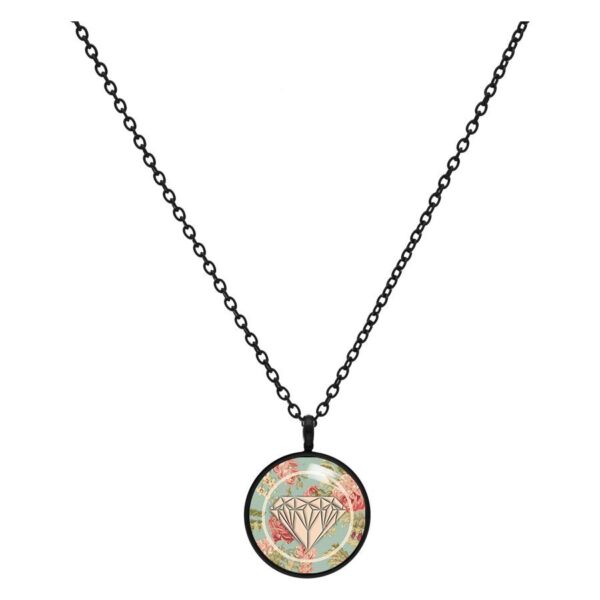 Collar negro con colgante redondo, diseño Diamond Roses, sobre fondo blanco