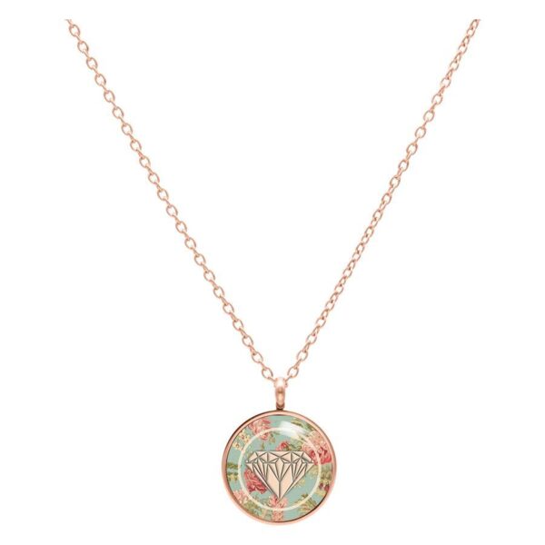 Collar de oro rosado con colgante redondo, fondo verde menta y patrón de diamantes