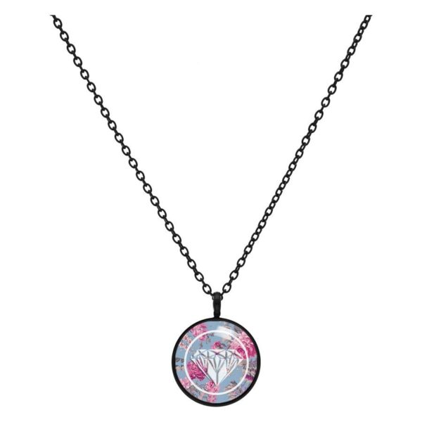 Collar negro con colgante redondo, patrón de diamantes azules y rosas, sobre fondo blanco