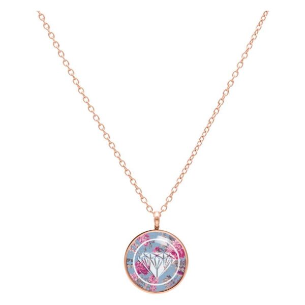 Collar de oro rosado con colgante redondo y diseño de rosas de diamante azul sobre fondo blanco