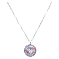 Collar de plata con colgante redondo, adornado con un patrón de flores azules y rosas sobre fondo blanco