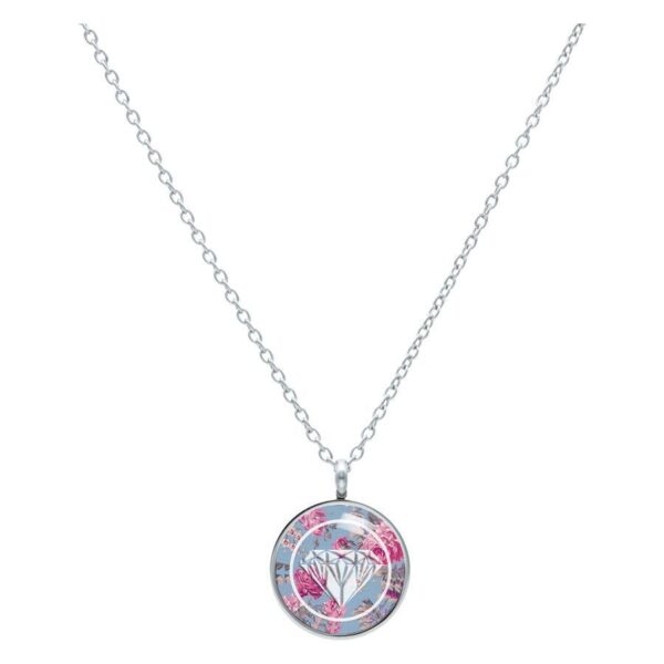 Collar de plata con colgante redondo, adornado con un patrón de flores azules y rosas sobre fondo blanco