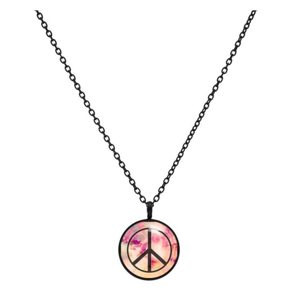 Collar negro con colgante redondo de símbolo de paz rosa sobre fondo blanco