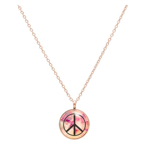 Cadena de oro rosa con colgante de paz sobre fondo blanco