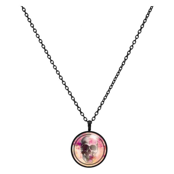 Collar negro con colgante de calavera en rosa y negro sobre fondo blanco