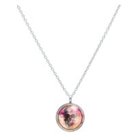 Cadena larga con colgante de calavera negro y rosa sobre fondo blanco