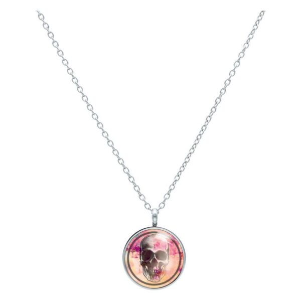 Cadena larga con colgante de calavera negro y rosa sobre fondo blanco