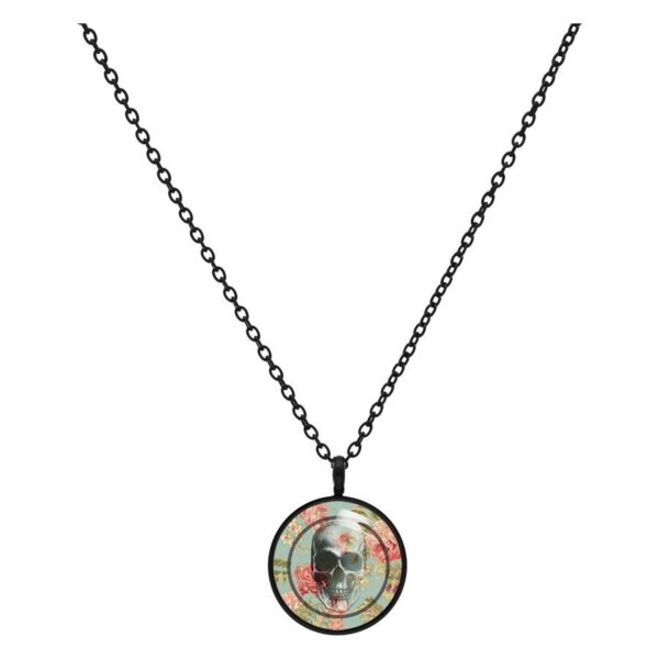 Cadena de metal negra con colgante redondo de calavera sobre fondo blanco