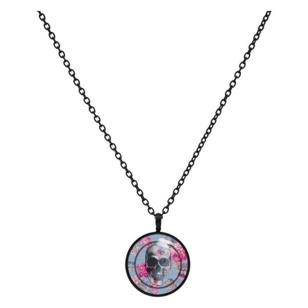 Collar negro con medallón de calavera y flores rosas sobre fondo blanco