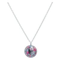 Cadena con colgante redondo, calavera y motivo de rosas sobre fondo azul