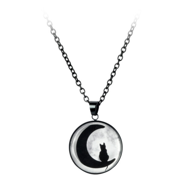 Collar negro con colgante de un gato en media luna, sobre fondo blanco
