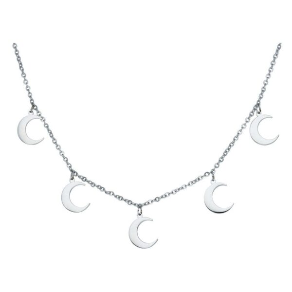 Collar de plata con cinco pequeños colgantes de luna sobre fondo blanco