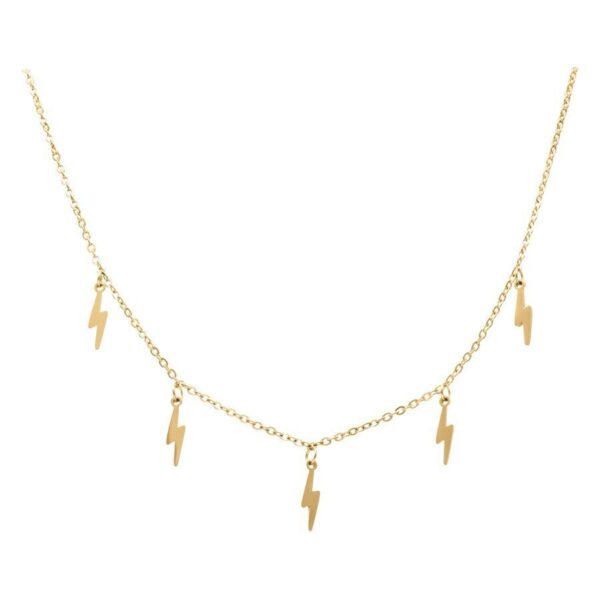 Collar dorado con colgantes de rayos sobre fondo blanco