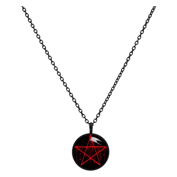 Collar negro con colgante de pentagrama rojo sobre fondo blanco