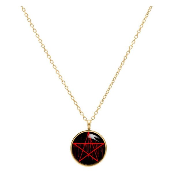 Collar dorado con colgante negro y pentagrama rojo sobre fondo blanco