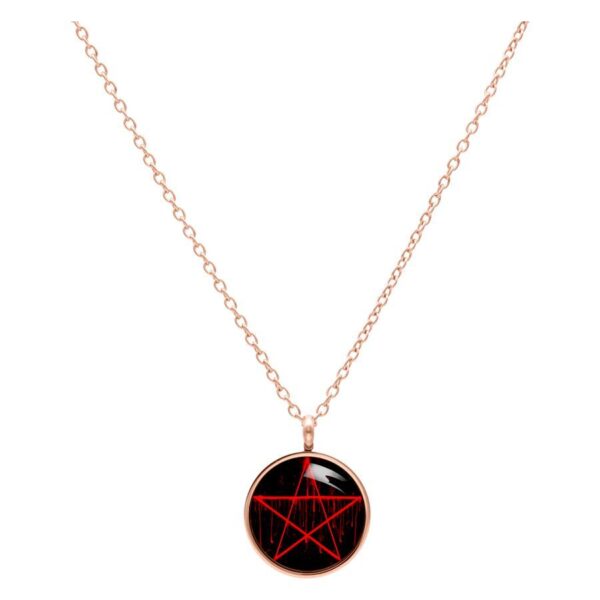Collar de oro rosa con colgante de pentagrama sangriento sobre fondo blanco