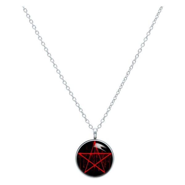 Collar de plata con colgante redondo y pentagrama rojo sobre fondo negro