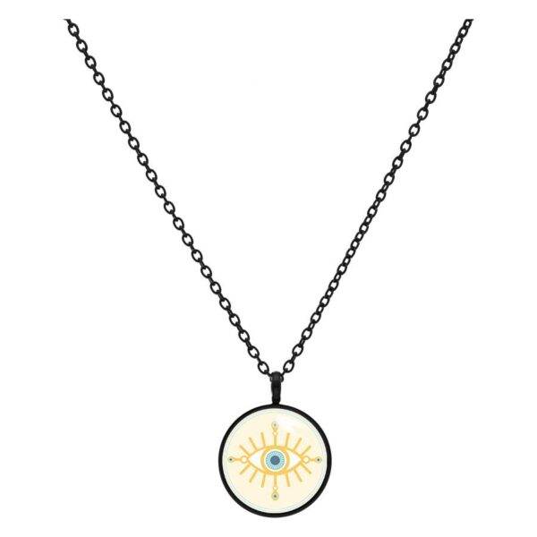 Collar negro con colgante de ojo dorado sobre fondo blanco