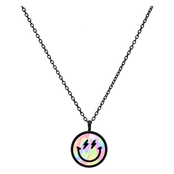 Collar negro con colgante redondo de Smiley sobre fondo blanco