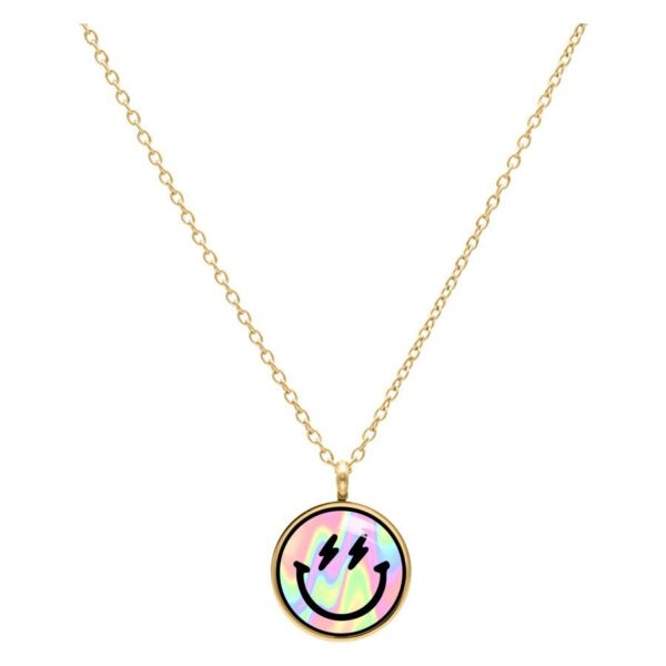 Collar Smiley dorado con colgante colorido sobre fondo blanco