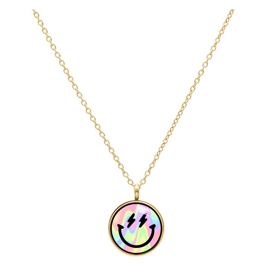 Collar Smiley dorado con colgante colorido sobre fondo blanco