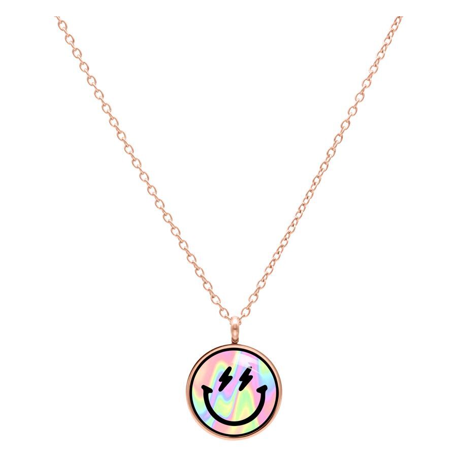 Cadena de joyería en oro rosa con colgante de Smiley sobre fondo blanco