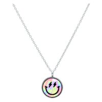Collar plateado con colgante redondo de Smiley sobre fondo blanco