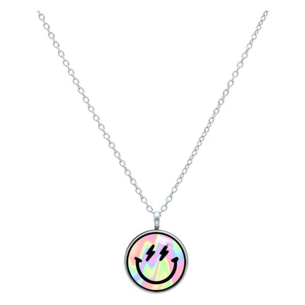 Collar plateado con colgante redondo de Smiley sobre fondo blanco