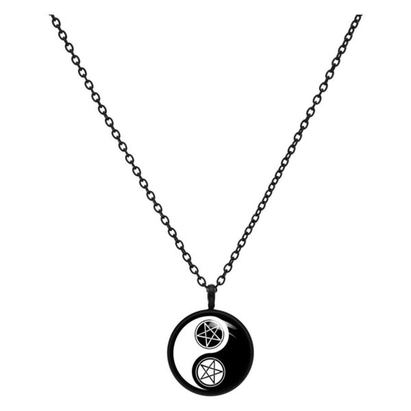 Collar negro Yin Yang con colgante de pentagrama sobre fondo blanco