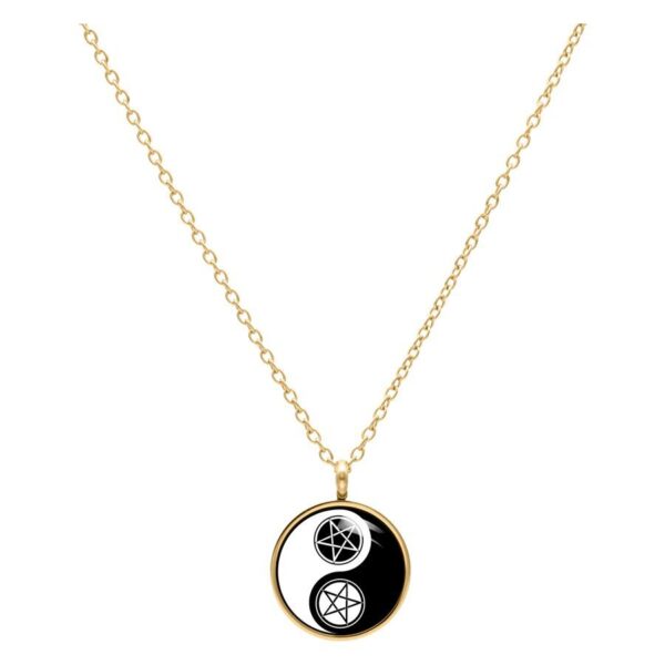 Collar dorado con colgante Yin Yang sobre fondo blanco