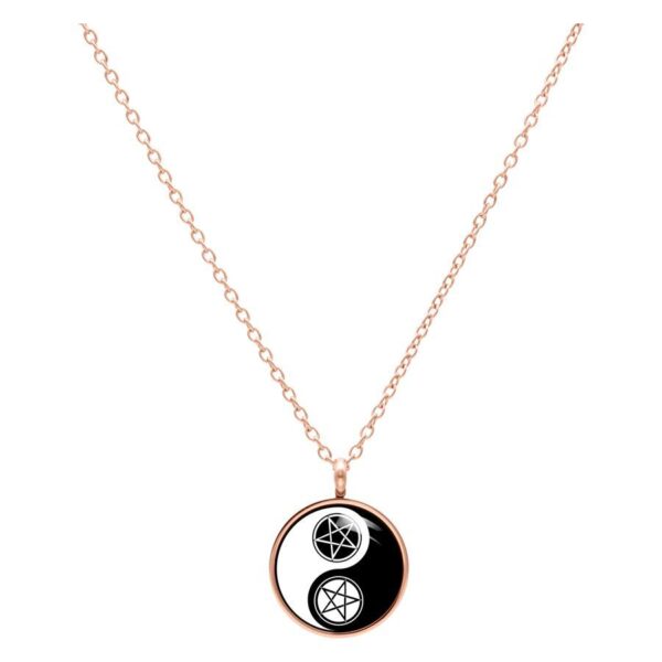 Collar Yin Yang con pentagrama, cadena de oro rosa sobre fondo blanco