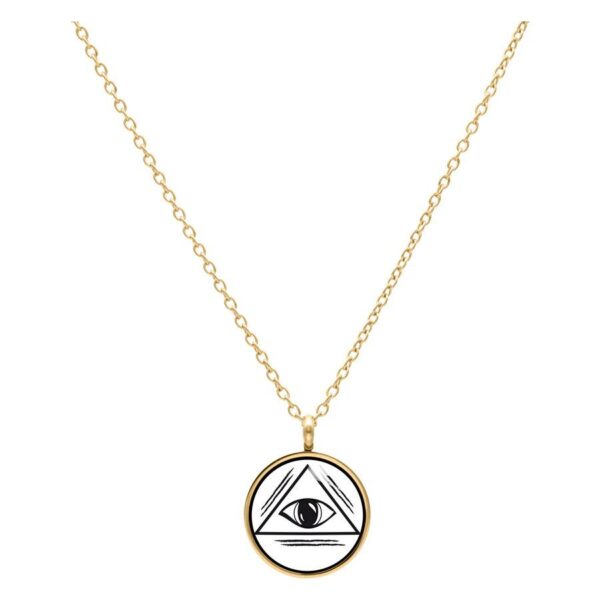 Collar dorado con colgante redondo y motivo de ojo sobre fondo blanco