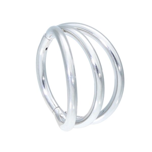 Clicker de 3 anillos plateado de acero quirúrgico sobre fondo blanco