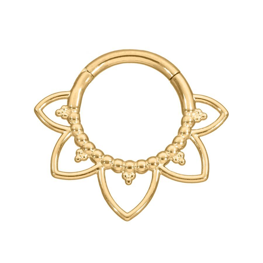 Aro de piercing dorado con diseño floral sobre fondo blanco