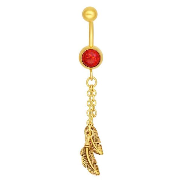 Bananabell dorado con ópalo sintético rojo y colgante de pluma sobre fondo blanco