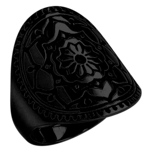 Anillo de dedo negro con diseño de mandala de acero quirúrgico sobre fondo blanco