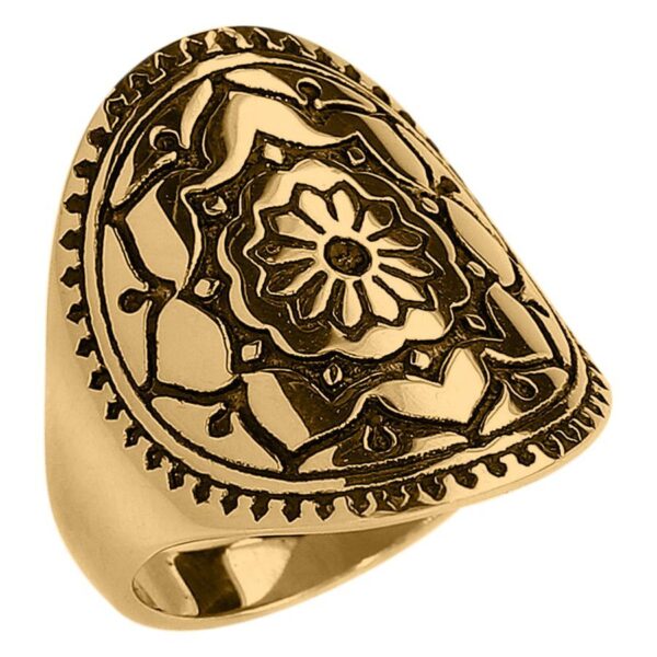 Anillo dorado con diseño de mandala sobre fondo blanco