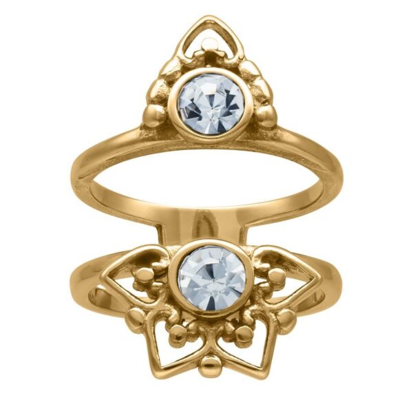 Anillo dorado con cristal claro, tamaño 17 mm, sobre fondo blanco