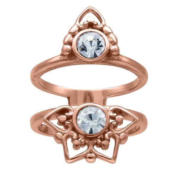 Anillo de oro rosa con cristal claro sobre fondo blanco