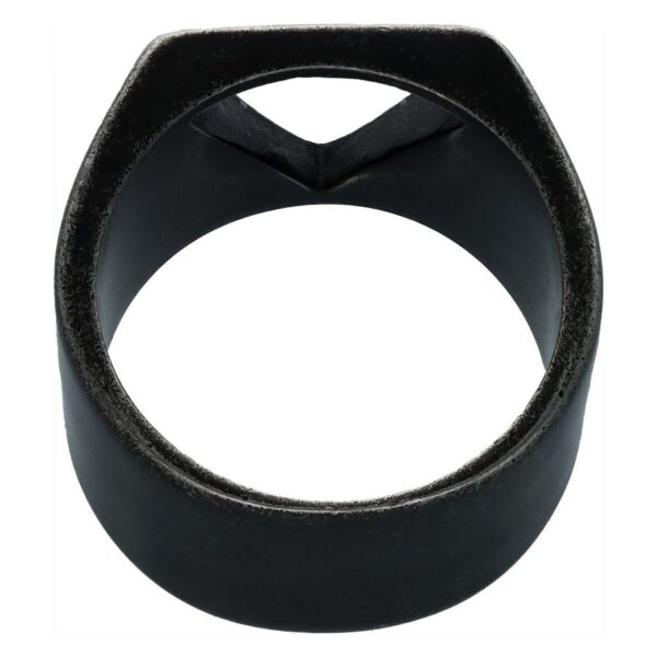 Anillo negro con diseño triangular sobre fondo blanco