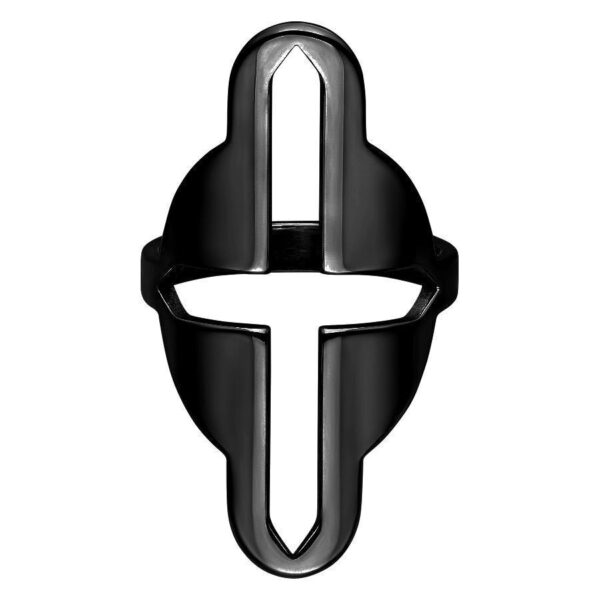 Anillo negro de acero quirúrgico con diseño de cruz sobre fondo blanco